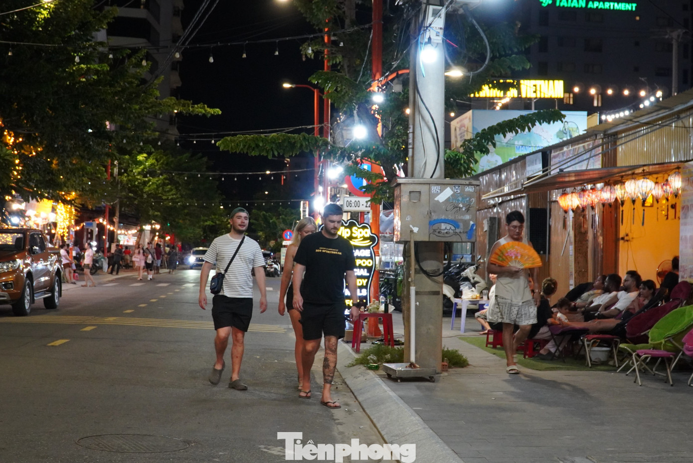 Khắp các tuyến phố đều có du khách qua lại. Phố Tây An Thượng bao gồm các tuyến đường An Thượng 1, An Thượng 2, Hoàng Kế Viêm, Lê Quang Đạo, Trần Bạch Đằng, Ngô Thì Sĩ… Mỗi tháng khu phố này đón hàng chục ngàn lượt khách. Ảnh: Thanh Hiền. Khắp các tuyến phố đều có du khách qua lại. Phố Tây An Thượng bao gồm các tuyến đường An Thượng 1, An Thượng 2, Hoàng Kế Viêm, Lê Quang Đạo, Trần Bạch Đằng, Ngô Thì Sĩ… Mỗi tháng khu phố này đón hàng chục ngàn lượt khách. Ảnh: Thanh Hiền.