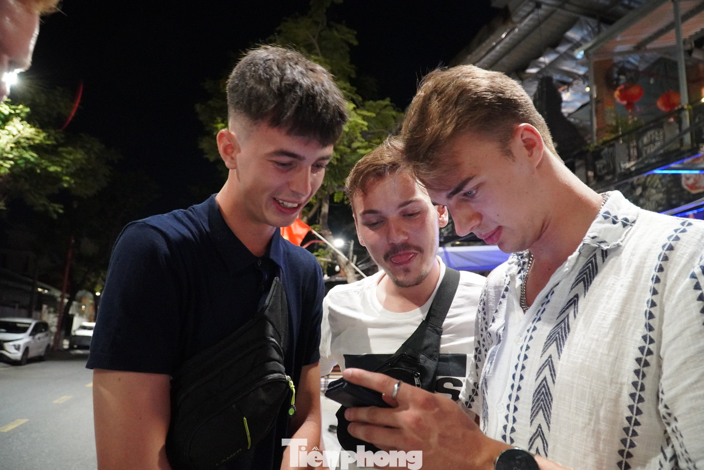 Khắp các tuyến phố đều có du khách qua lại. Phố Tây An Thượng bao gồm các tuyến đường An Thượng 1, An Thượng 2, Hoàng Kế Viêm, Lê Quang Đạo, Trần Bạch Đằng, Ngô Thì Sĩ… Mỗi tháng khu phố này đón hàng chục ngàn lượt khách. Ảnh: Thanh Hiền. Khắp các tuyến phố đều có du khách qua lại. Phố Tây An Thượng bao gồm các tuyến đường An Thượng 1, An Thượng 2, Hoàng Kế Viêm, Lê Quang Đạo, Trần Bạch Đằng, Ngô Thì Sĩ… Mỗi tháng khu phố này đón hàng chục ngàn lượt khách. Ảnh: Thanh Hiền.