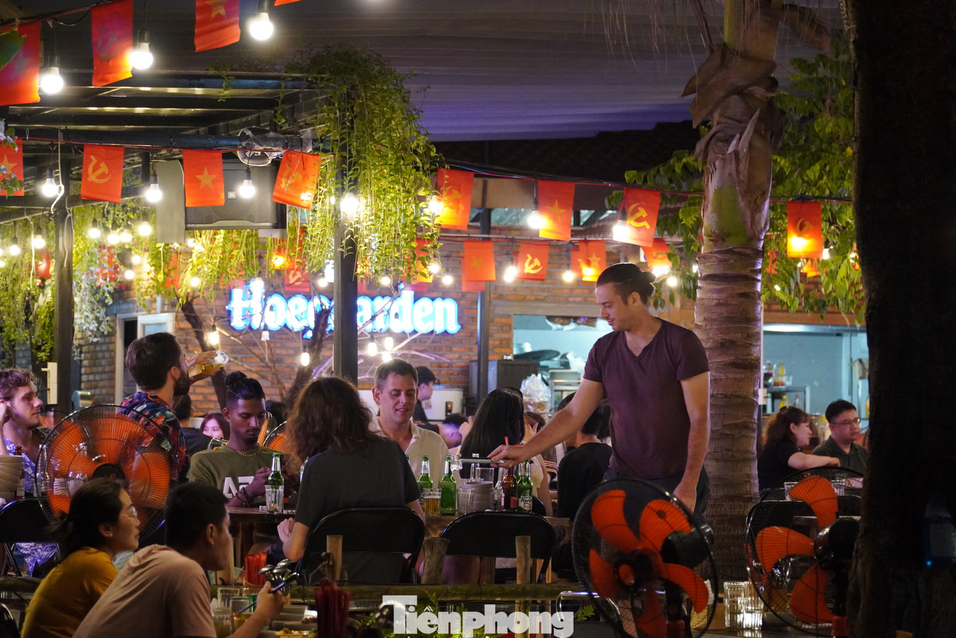 Dịp lễ Quốc khánh, các cơ sở kinh doanh treo cờ khắp quán. Ảnh: Thanh Hiền. Dịp lễ Quốc khánh, các cơ sở kinh doanh treo cờ khắp quán. Ảnh: Thanh Hiền.