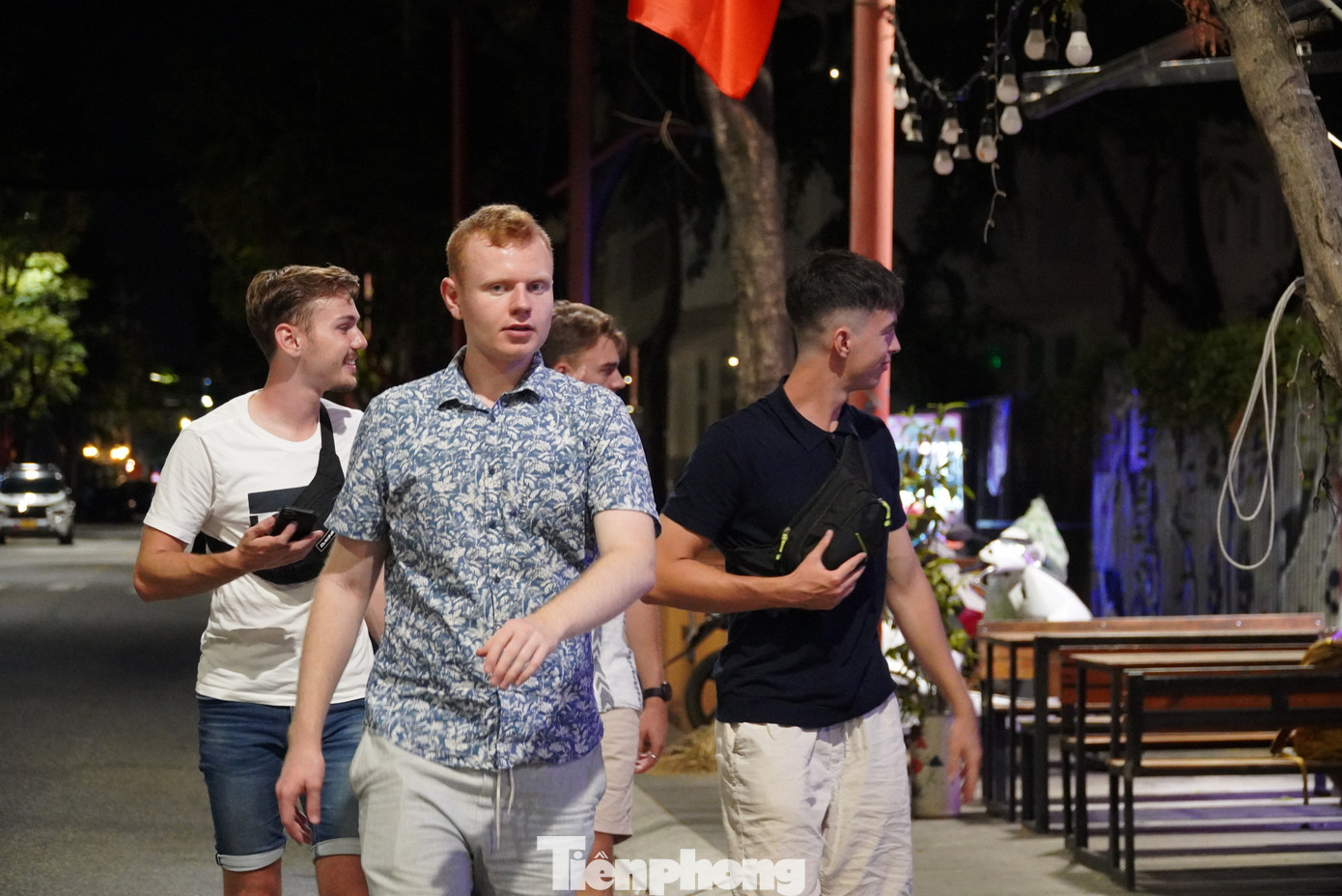 Lúc 0h, nhiều tuyến đường trong thành phố đã im ắng thì nơi này vẫn nhộn nhịp du khách. Những nhóm khách dạo bộ, tìm hiểu các dịch vụ xung quanh sau đó mới chọn nơi phù hợp để chơi đêm. Ảnh: Thanh Hiền. Lúc 0h, nhiều tuyến đường trong thành phố đã im ắng thì nơi này vẫn nhộn nhịp du khách. Những nhóm khách dạo bộ, tìm hiểu các dịch vụ xung quanh sau đó mới chọn nơi phù hợp để chơi đêm. Ảnh: Thanh Hiền.