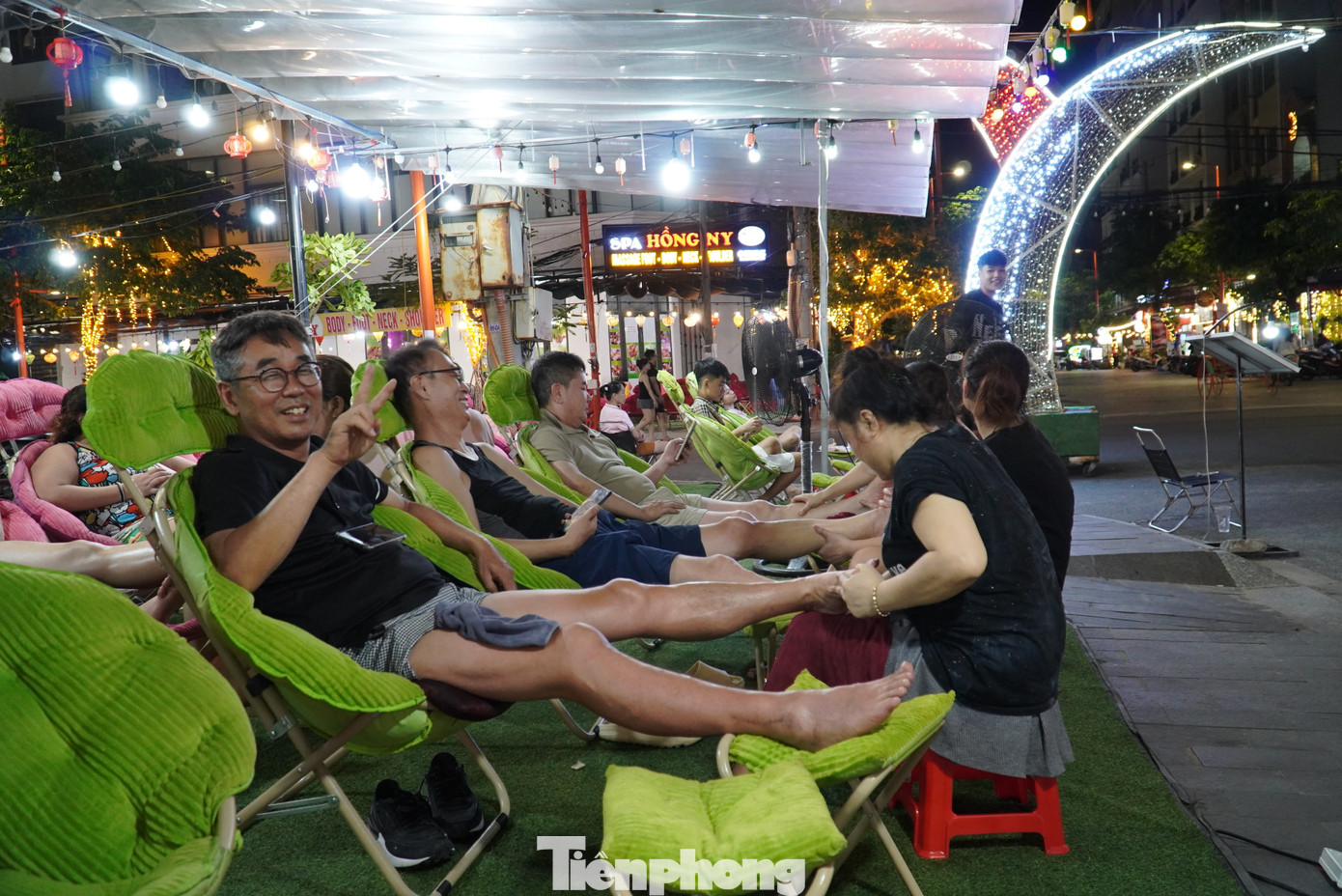 Nhiều dịch vụ giải trí, thư giãn ở phố Tây An Thượng mở cửa đến sau 0h. Nhiều dịch vụ giải trí, thư giãn ở phố Tây An Thượng mở cửa đến sau 0h.