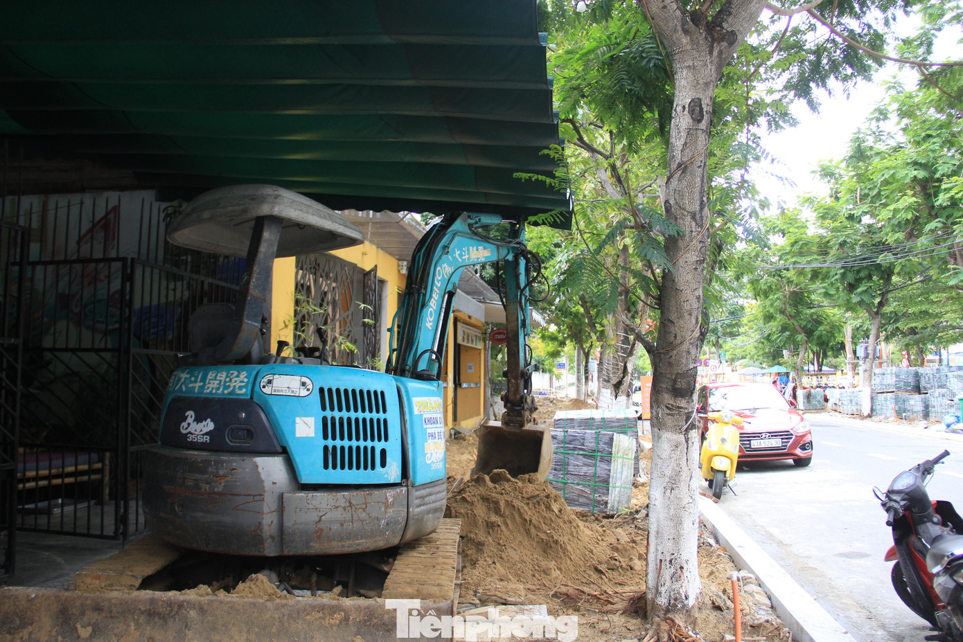 Nhiều tuyến đường trong phố Tây đang ngổn ngang vật liệu, máy móc phục vụ thi công. Nhiều tuyến đường trong phố Tây đang ngổn ngang vật liệu, máy móc phục vụ thi công.