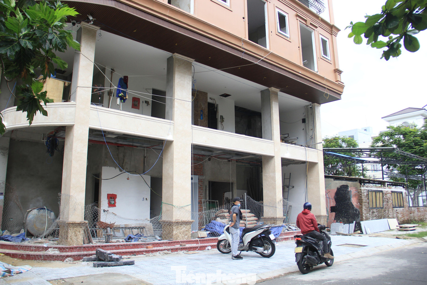 Nhiều cơ sở lưu trú, nhà hàng cũng đang sửa sang lại để phục vụ du khách. Nhiều cơ sở lưu trú, nhà hàng cũng đang sửa sang lại để phục vụ du khách.