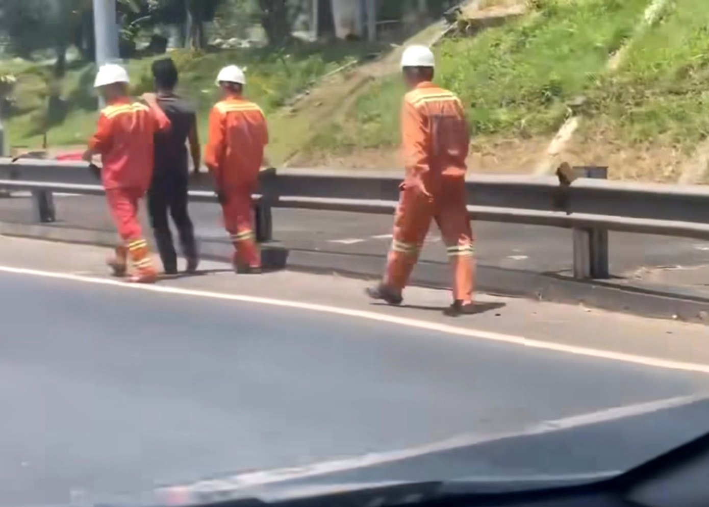 Người đàn ông phóng xe máy xuyên hầm Hải Vân bị giữ lại ở phía Nam hầm (Đà Nẵng).