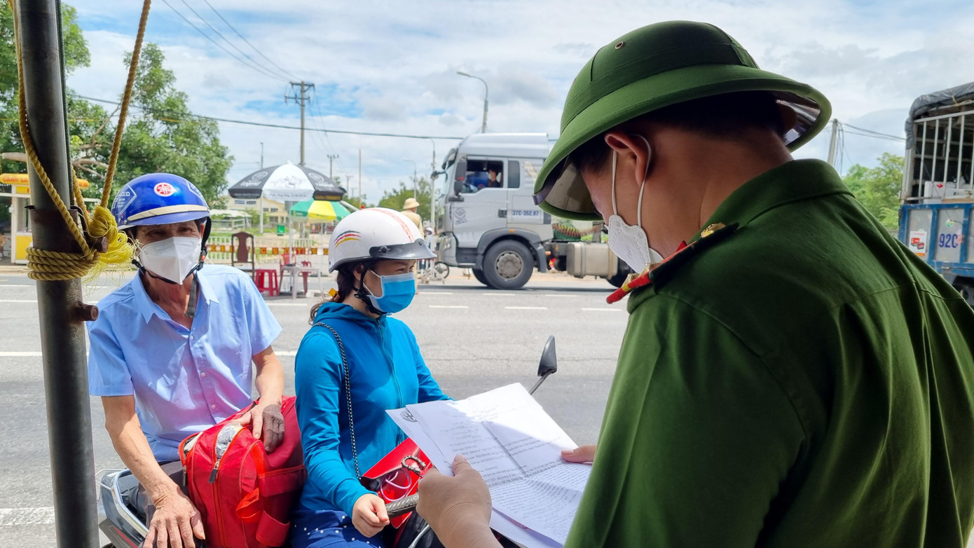 Hai bố con ở huyện Quế Sơn, tỉnh Quảng Nam chưa thể về quê vì thiếu giấy đồng ý tiếp nhận từ quê nhà.