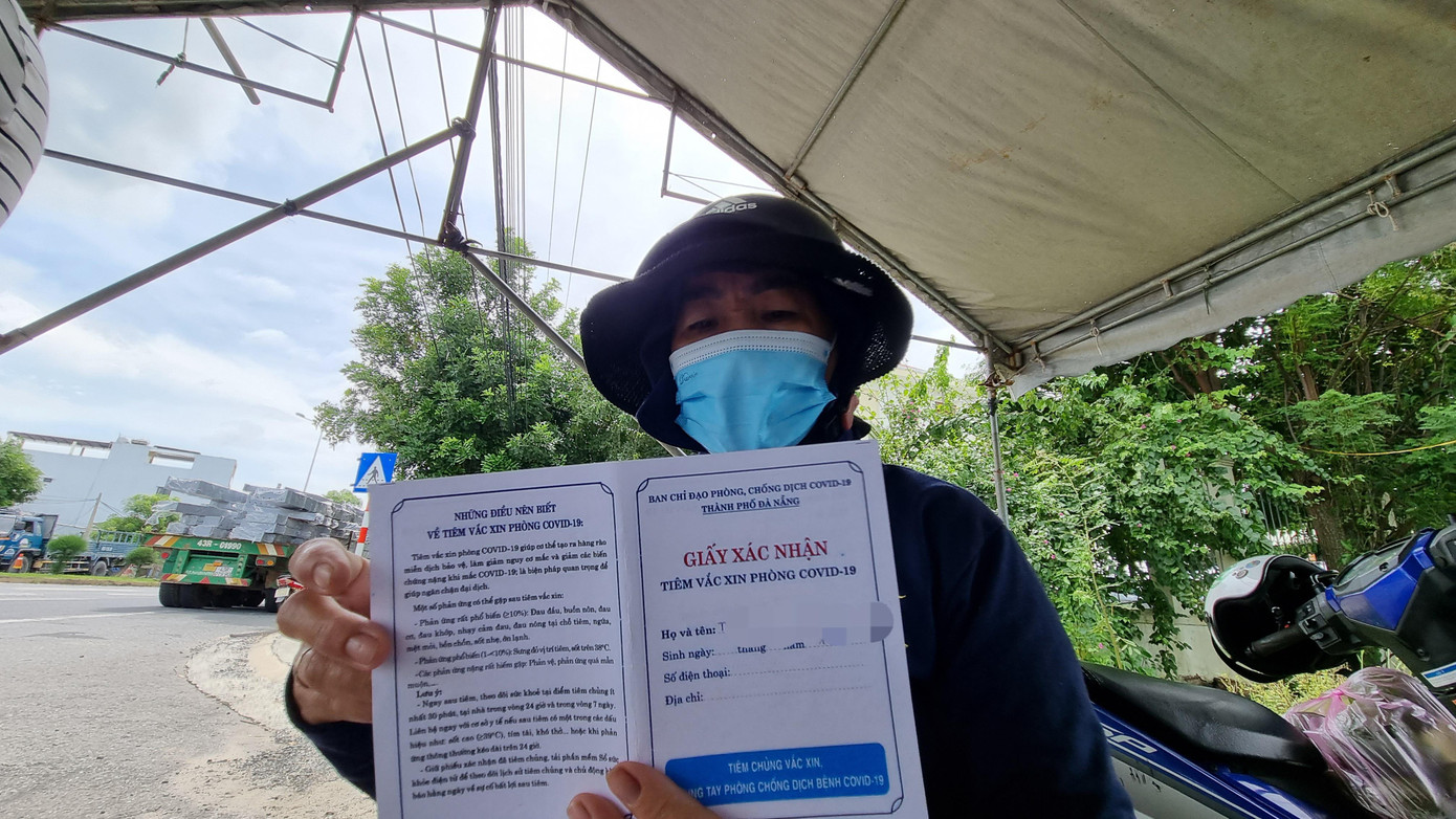 Người dân mang theo nhiều giấy tờ, chứng minh bản thân "an toàn".