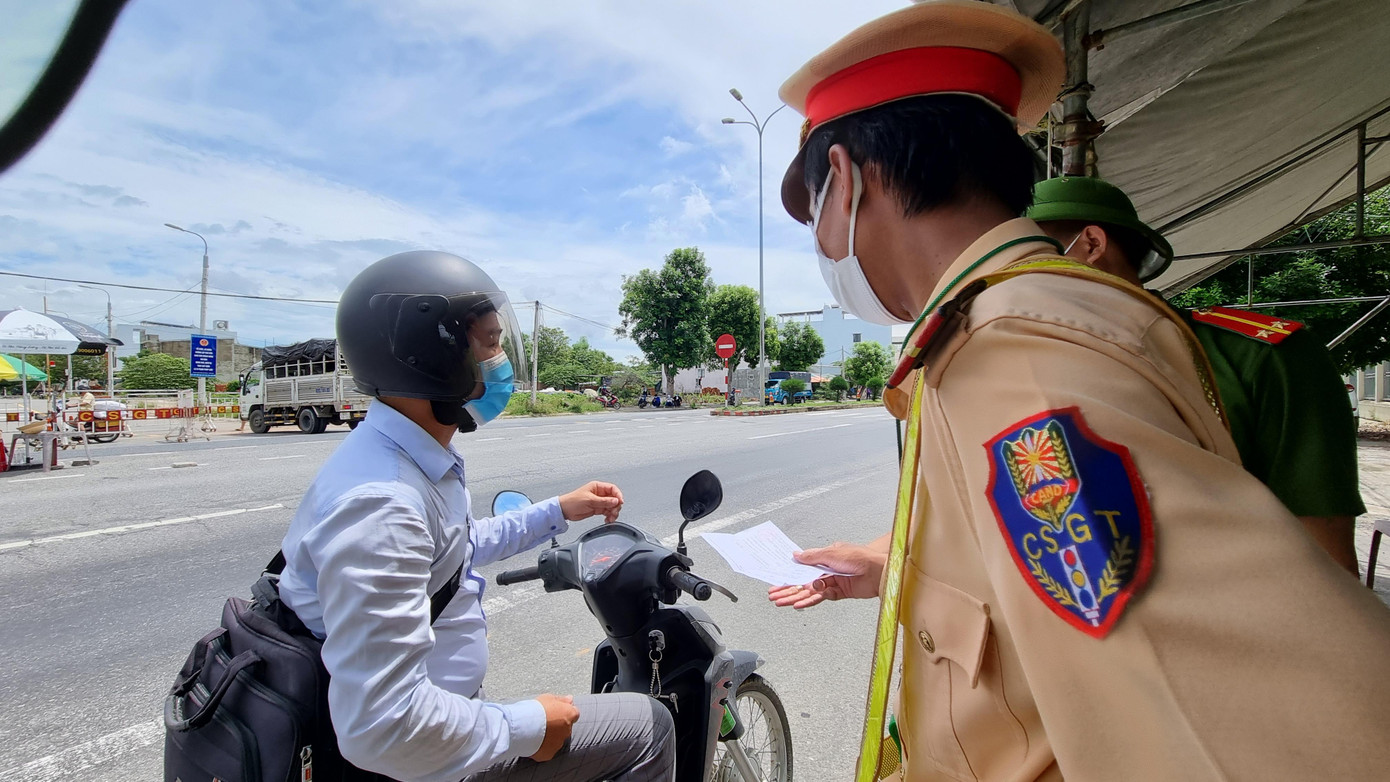 Trao đổi với Tiền Phong, lực lượng tại chốt kiểm soát cho hay phải kiểm tra giấy xác nhận đồng ý tiếp nhận để đảm bảo được người dân sẽ về tại địa phương nào. Tránh trường hợp ra khỏi thành phố xong đi nhiều nơi, không chịu về địa phương. Trường hợp xấu hơn nếu người dân mắc COVID-19 cũng dễ rà soát dịch tễ.