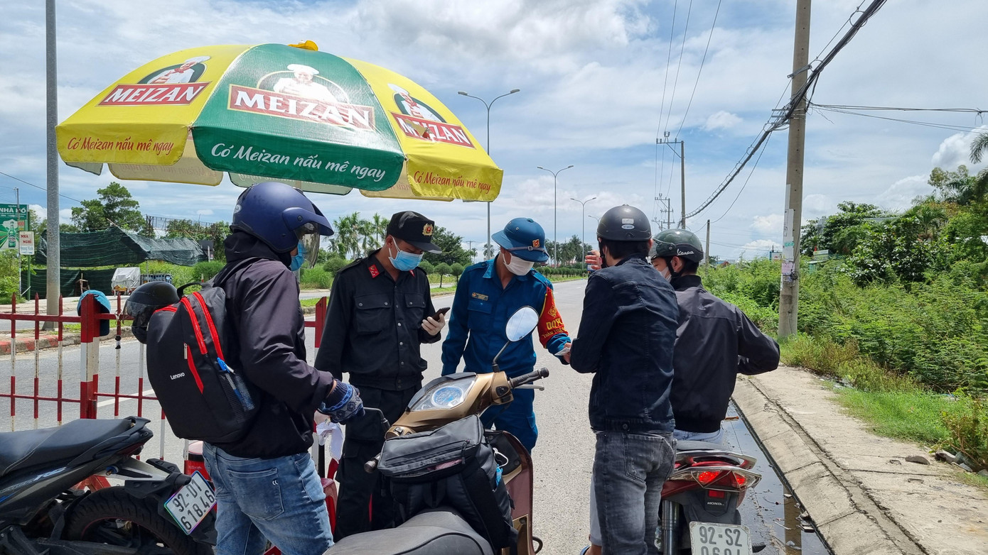 Mặt khác, tại chốt kiểm soát vào Quảng Nam đặt trên QL1A đoạn qua thị xã Điện Bàn cách đó khoảng 1km, lực lượng chức năng cũng yêu cầu có giấy xác nhận đồng ý tiếp nhận của địa phương nơi đến mới cho vào tỉnh.