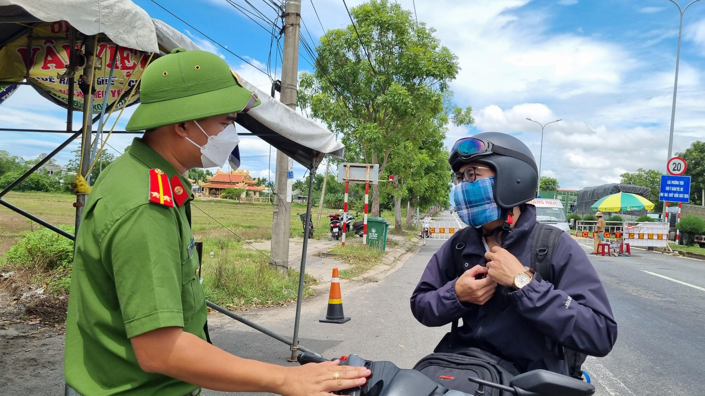 Theo hướng dẫn của UBND thành phố, các tổ chức, cá nhân có nhu cầu ra khỏi Đà Nẵng thì tự liên hệ chính quyền địa phương nơi đến để được phép đi đến địa phương đó. Người dân khi đọc xong hướng dẫn này đã liên hệ địa phương và được đồng ý tiếp nhận. Song khi tới chốt, lực lượng chức năng yêu cầu phải có thêm giấy xác nhận nữa mới được đi qua.