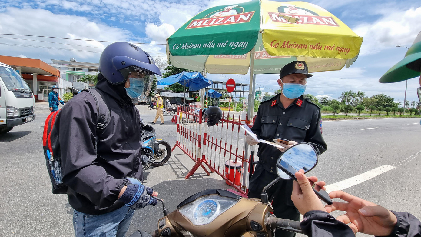 Một số người nhờ người nhà xin được giấy đồng ý tiếp nhận đã chụp hình và gửi qua máy điện thoại, trình cho lực lượng chức năng tại các chốt để được đi qua.