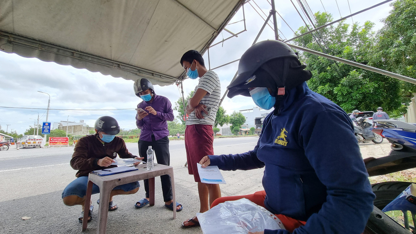 Chị Trương Thị Minh Nguyên (thị xã Điện Bàn, tỉnh Quảng Nam) đưa con gái về để đi học, cũng không qua được chốt vì không cung cấp được giấy tờ chứng minh địa phương nơi đến đồng ý tiếp nhận.