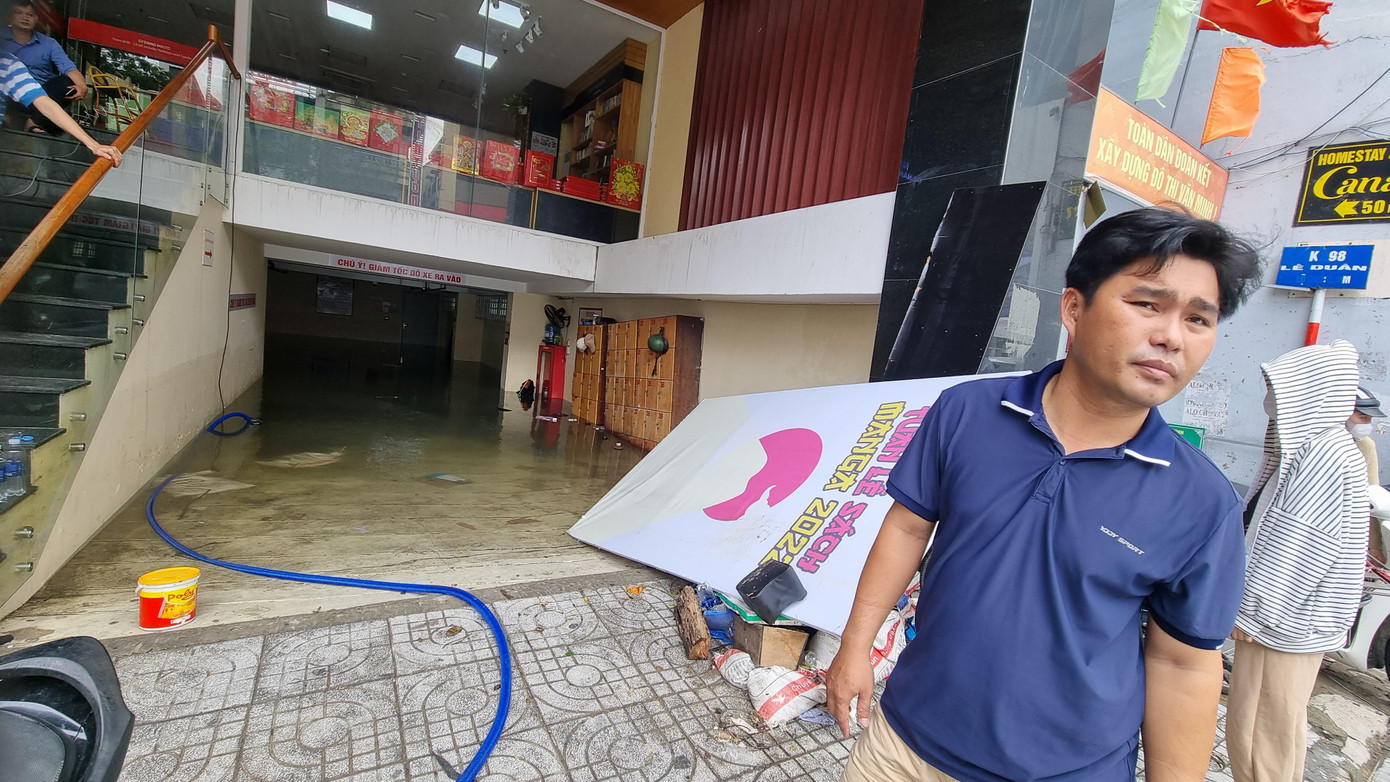 Tầng hầm một nhà sách ở trung tâm thành phố bị nước bủa vây.