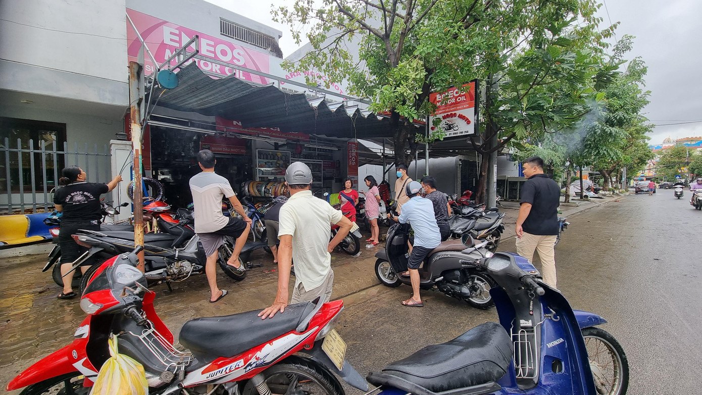 Các tiệm sửa xe máy từ sáng sớm đã đông đúc người đem xe tới sửa. Hầu hết xe bị ngập nước chết máy.