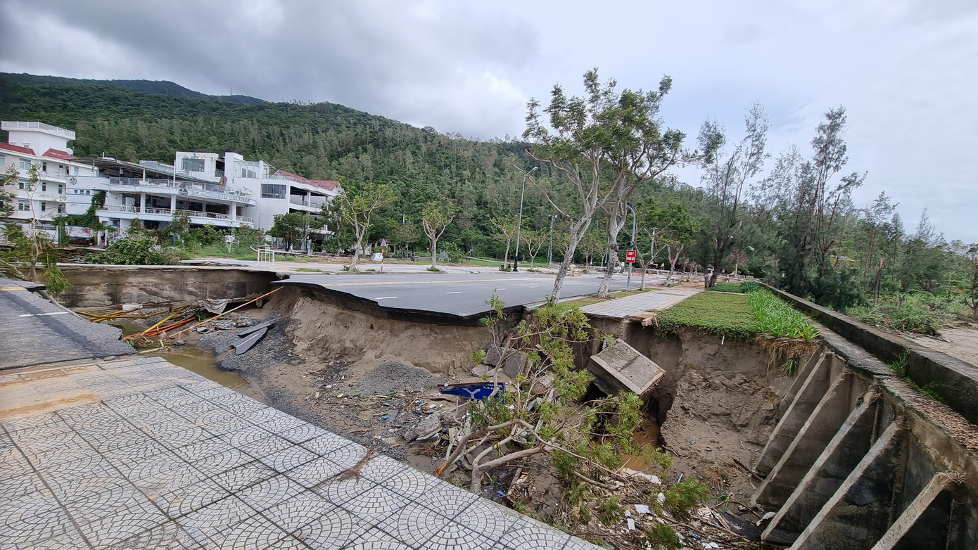 Ông Trần Thắng Lợi, Bí thư Quận Uỷ Sơn Trà cho hay hiện đang huy động các lực lượng để nối lại đường lên bán đảo Sơn Trà, những đoạn sạt lở, đất đá vùi lấp.