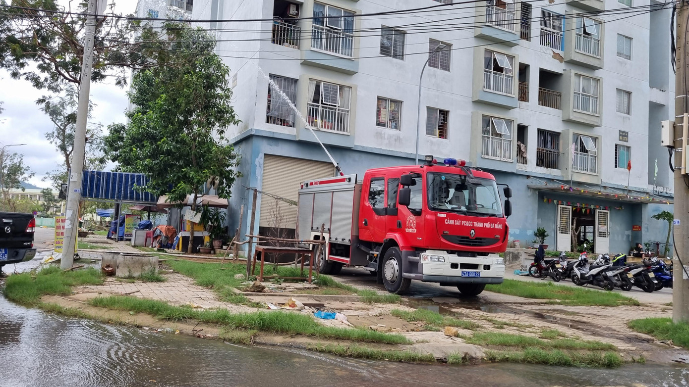 Mỗi tòa chung cư trên dưới 100 hộ dân, tương đương với ngần ấy xe máy. Những xe không di chuyển kịp bị nước, bùn đất vùi lấp.