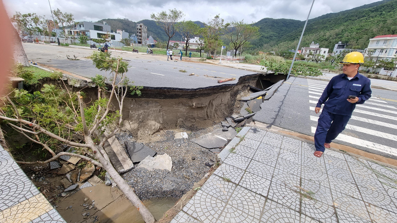 Miệng vết nứt kéo dài từ bên này sang bên kia đường, tạo thành khe sâu khoảng 2m, nhiều đoạn bị mặt đường bị sụp sâu hoắm.