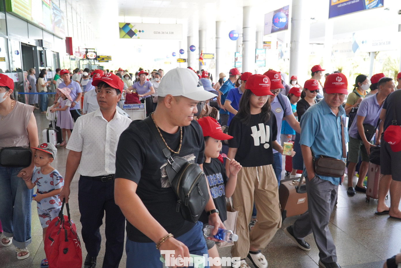 Sân bay Đà Nẵng không ngớt khách. Anh Nguyễn Hoài Nam (41 tuổi, ở TPHCM) cho hay, đoàn tới Đà Nẵng nghỉ lễ và sẽ đi tham quan Bà Nà, bán đảo Sơn Trà, sau đó di chuyển vào Hội An (Quảng Nam). Ảnh: Thanh Hiền.