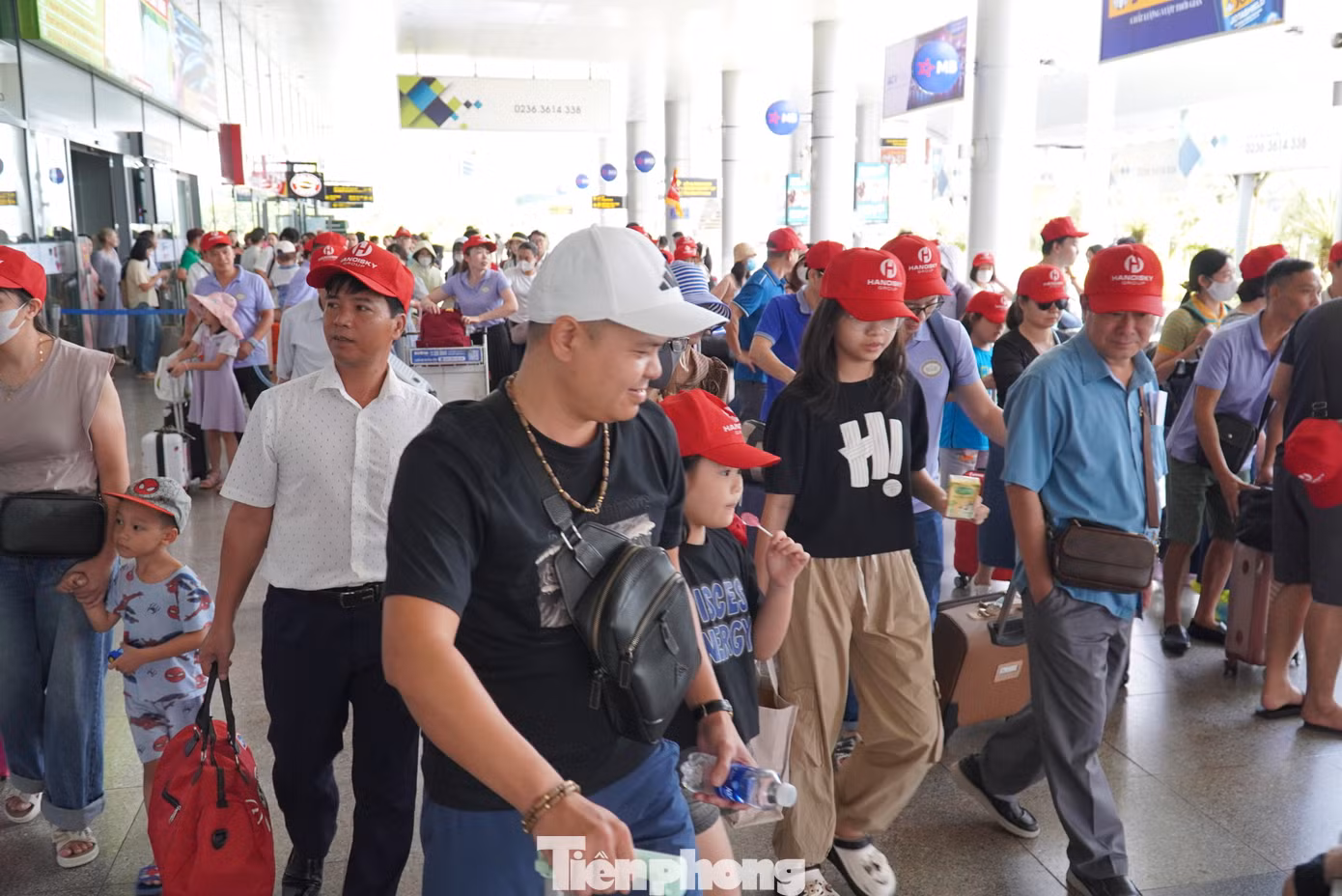 Sân bay Đà Nẵng không ngớt khách. Anh Nguyễn Hoài Nam (41 tuổi, ở TPHCM) cho hay, đoàn tới Đà Nẵng nghỉ lễ và sẽ đi tham quan Bà Nà, bán đảo Sơn Trà, sau đó di chuyển vào Hội An (Quảng Nam). Ảnh: Thanh Hiền.