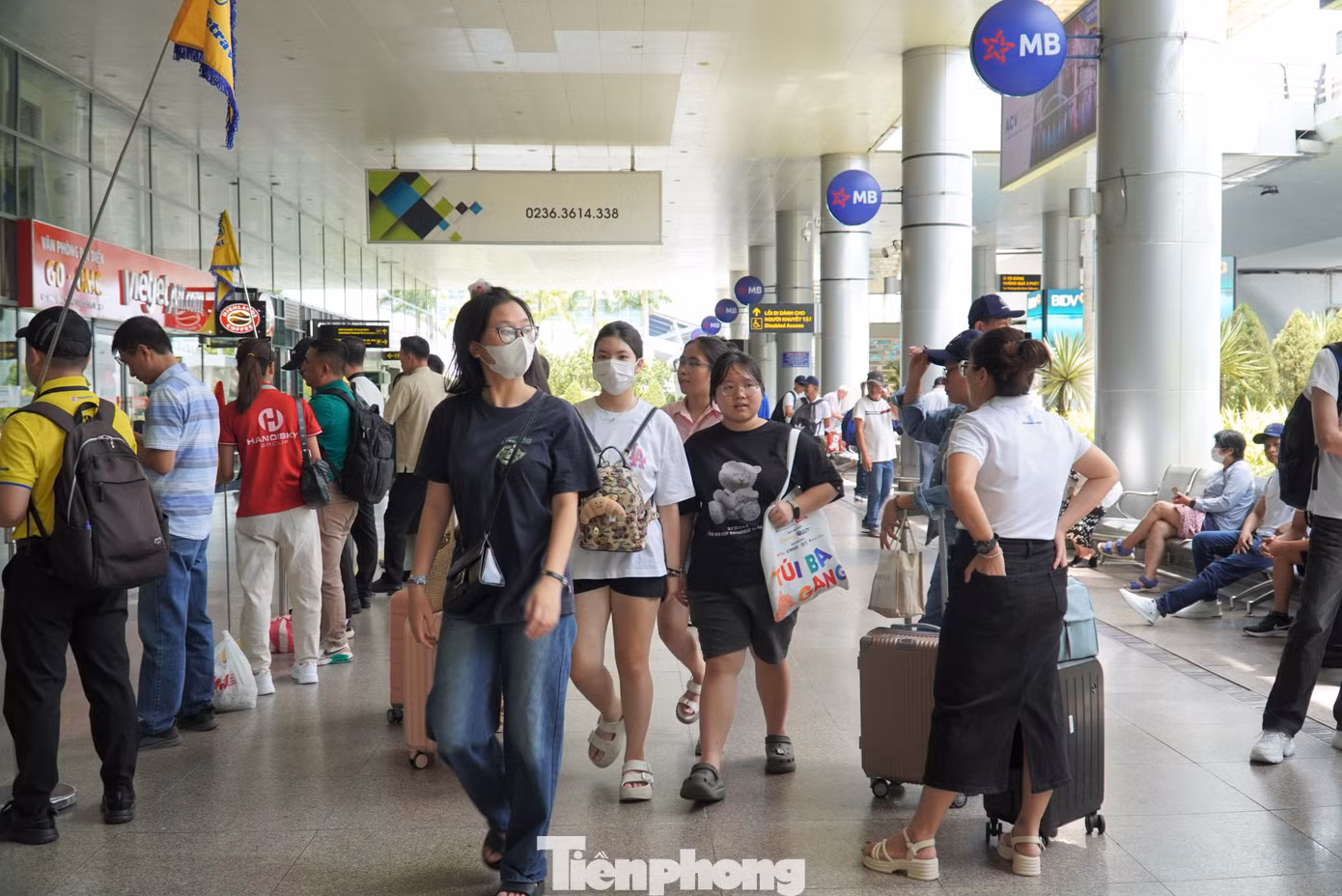 Sân bay Đà Nẵng không ngớt khách. Anh Nguyễn Hoài Nam (41 tuổi, ở TPHCM) cho hay, đoàn tới Đà Nẵng nghỉ lễ và sẽ đi tham quan Bà Nà, bán đảo Sơn Trà, sau đó di chuyển vào Hội An (Quảng Nam). Ảnh: Thanh Hiền.