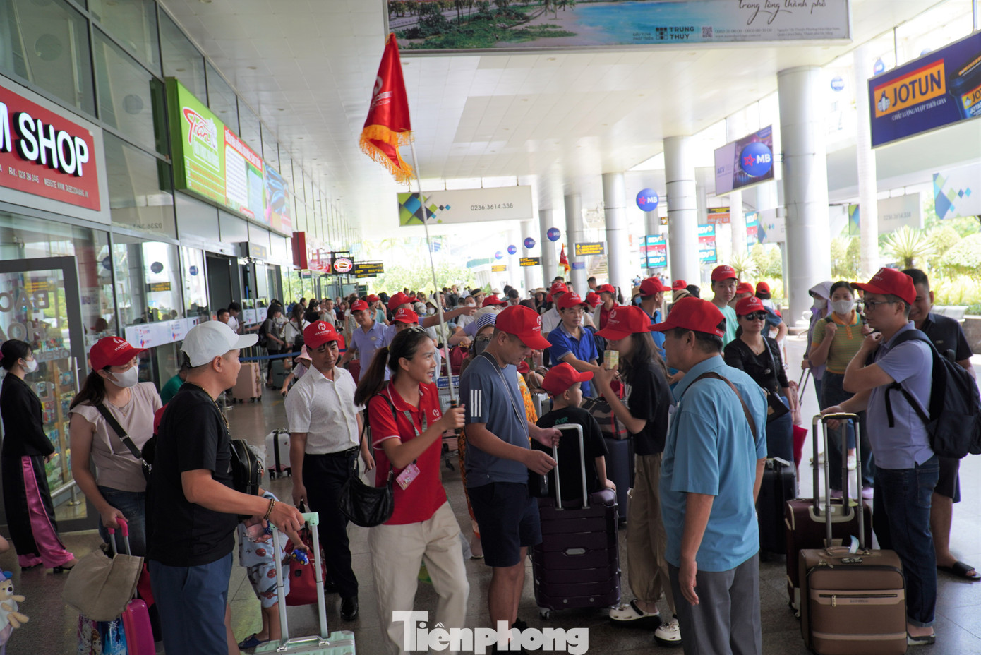 Tại nhà ga T1 sẽ có dịch vụ ưu tiên làm thủ tục an ninh soi chiếu. Tại nhà ga T1 sẽ có dịch vụ ưu tiên làm thủ tục an ninh soi chiếu.