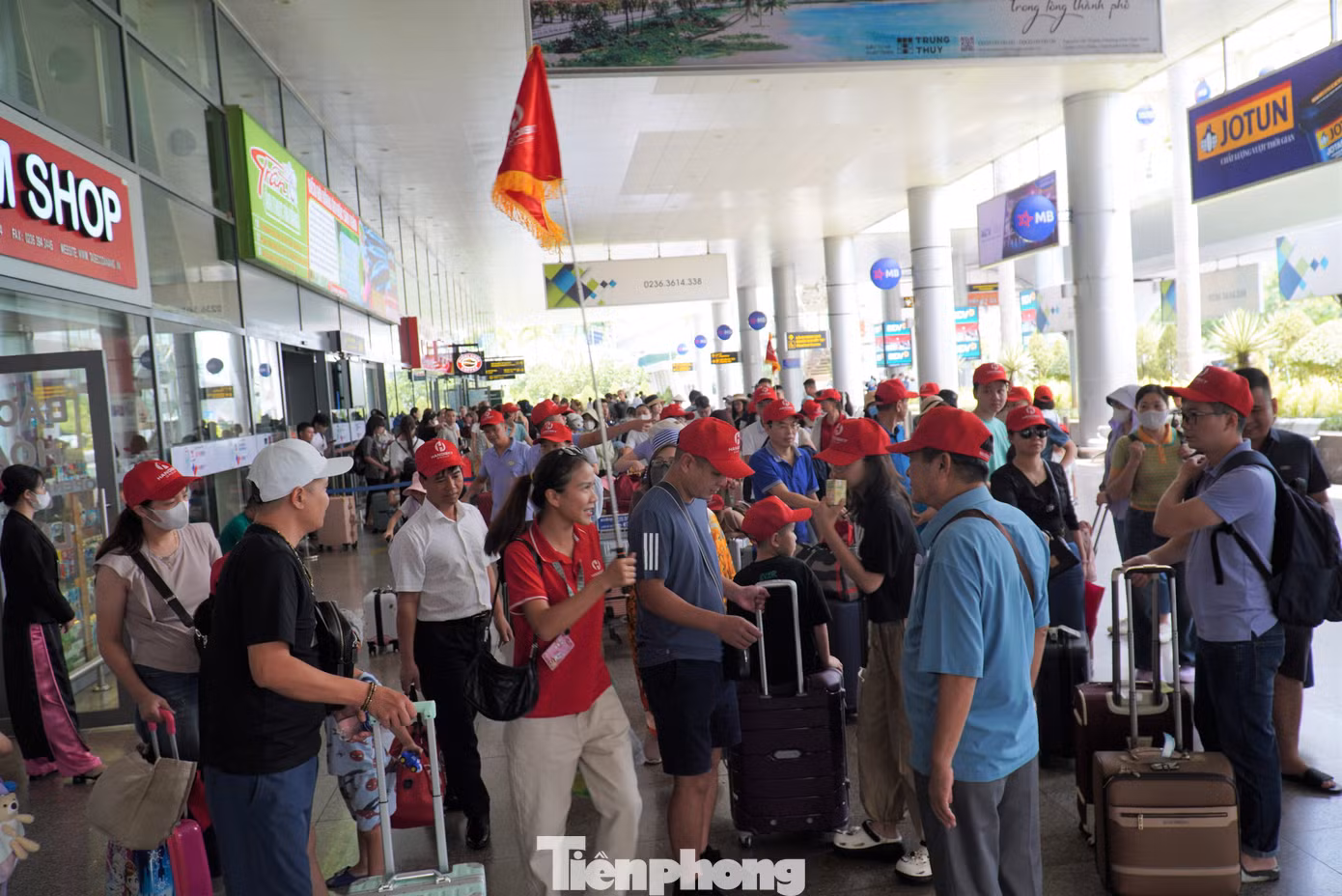 Các chuyến bay đưa khách từ Hà Nội và TPHCM đến Đà Nẵng. Trong sáng cùng ngày có hơn 10 chuyến. Ảnh: Thanh Hiền.