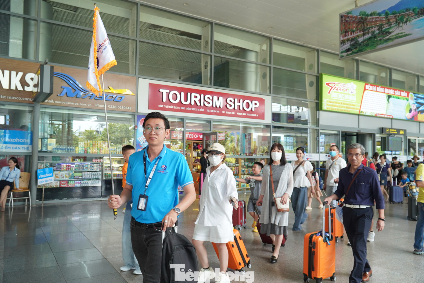 Một công ty lữ hành đón đoàn khách hơn 20 người. Do đây là kỳ nghỉ sát với năm học mới nên các gia đình chọn đi nghỉ trong nước, thời gian khoảng 3-4 ngày. Ảnh: Thanh Hiền.