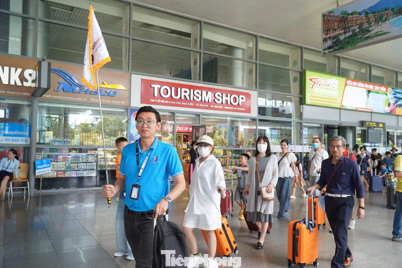 Một công ty lữ hành đón đoàn khách hơn 20 người. Do đây là kỳ nghỉ sát với năm học mới nên các gia đình chọn đi nghỉ trong nước, thời gian khoảng 3-4 ngày. Ảnh: Thanh Hiền.