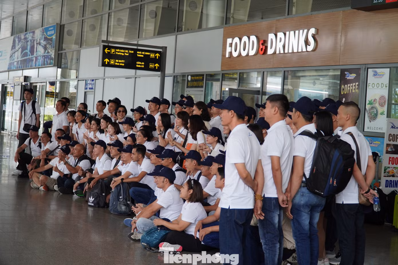 Sân bay Đà Nẵng không ngớt khách. Anh Nguyễn Hoài Nam (41 tuổi, ở TPHCM) cho hay, đoàn tới Đà Nẵng nghỉ lễ và sẽ đi tham quan Bà Nà, bán đảo Sơn Trà, sau đó di chuyển vào Hội An (Quảng Nam). Ảnh: Thanh Hiền.