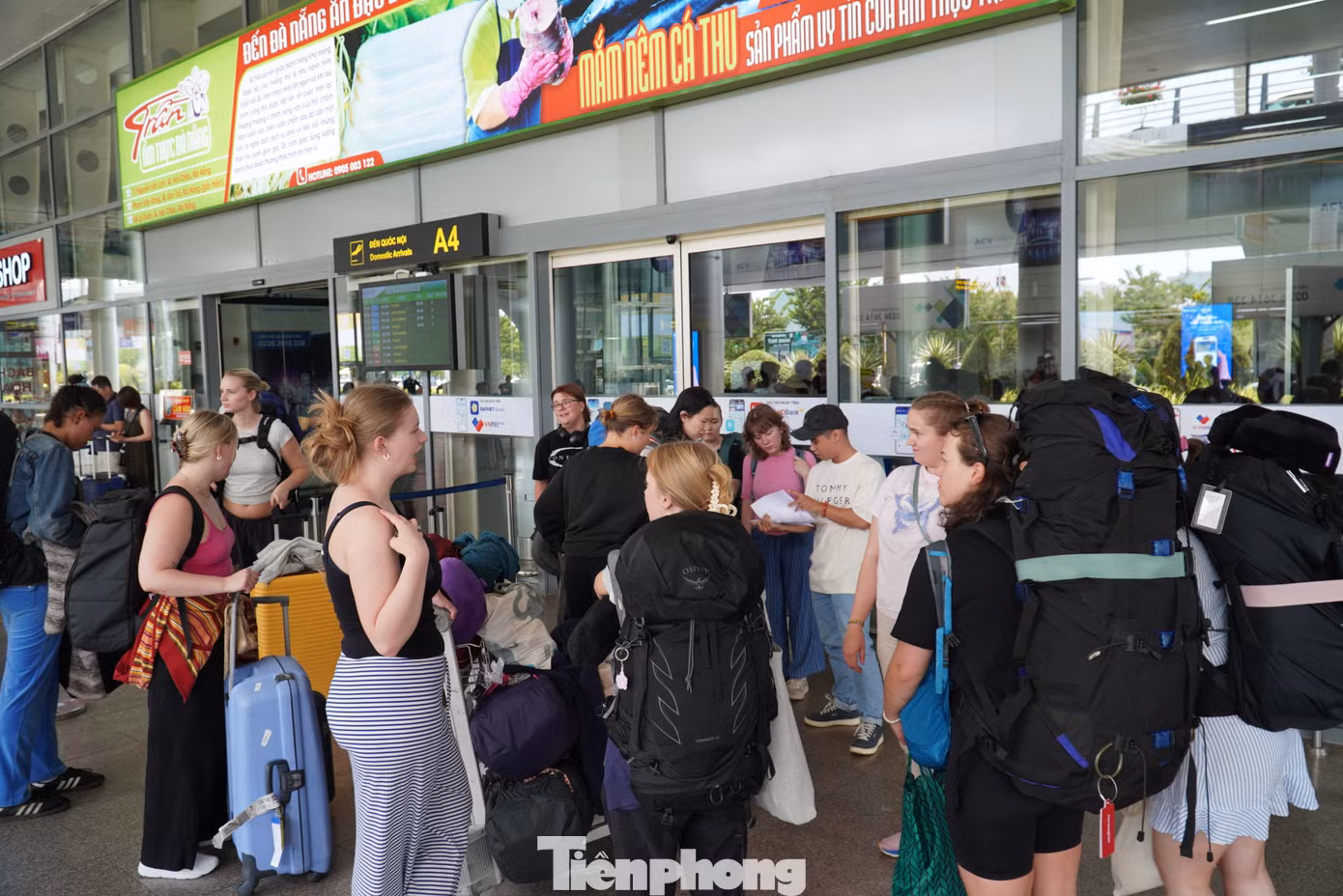 Sân bay Đà Nẵng không ngớt khách. Anh Nguyễn Hoài Nam (41 tuổi, ở TPHCM) cho hay, đoàn tới Đà Nẵng nghỉ lễ và sẽ đi tham quan Bà Nà, bán đảo Sơn Trà, sau đó di chuyển vào Hội An (Quảng Nam). Ảnh: Thanh Hiền.