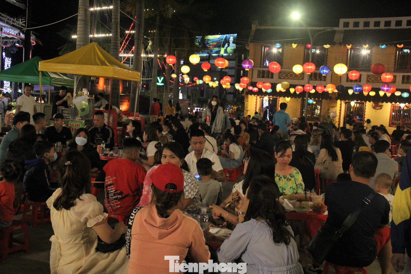 Không chỉ thu hút giới trẻ, khu chợ đêm còn là điểm đến của những du khách lớn tuổi, những gia đình đông người.