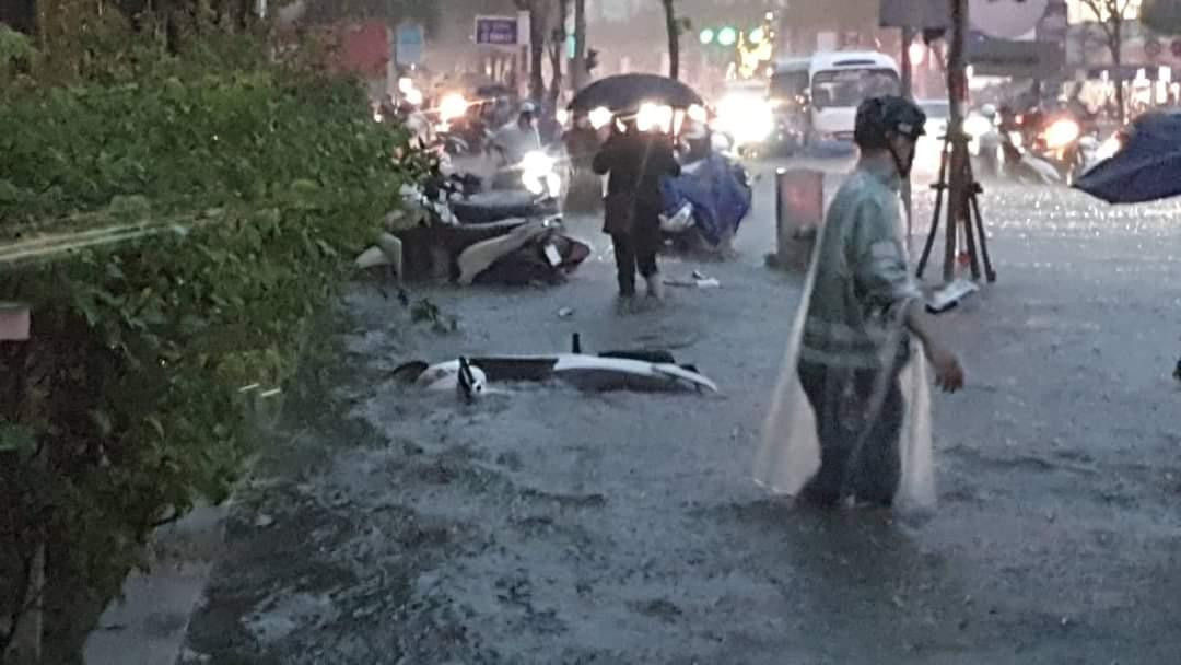 Anh Hồ Ngọc Thanh (trưởng một nhóm tình nguyện) cho hay đang huy động các xe tải, bán tải tới đường Hàm Nghi để giải cứu hơn 100 chiếc xe máy bị ngập, đổ. Lúc 17h, nước trên vỉa hè một số đoạn ở tuyến đường này đã nửa mét. Hàng loạt xe đổ, chìm nghỉm, chết máy, người dân không thể về nhà sau khi tan làm. Anh Hồ Ngọc Thanh (trưởng một nhóm tình nguyện) cho hay đang huy động các xe tải, bán tải tới đường Hàm Nghi để giải cứu hơn 100 chiếc xe máy bị ngập, đổ. Lúc 17h, nước trên vỉa hè một số đoạn ở tuyến đường này đã nửa mét. Hàng loạt xe đổ, chìm nghỉm, chết máy, người dân không thể về nhà sau khi tan làm.