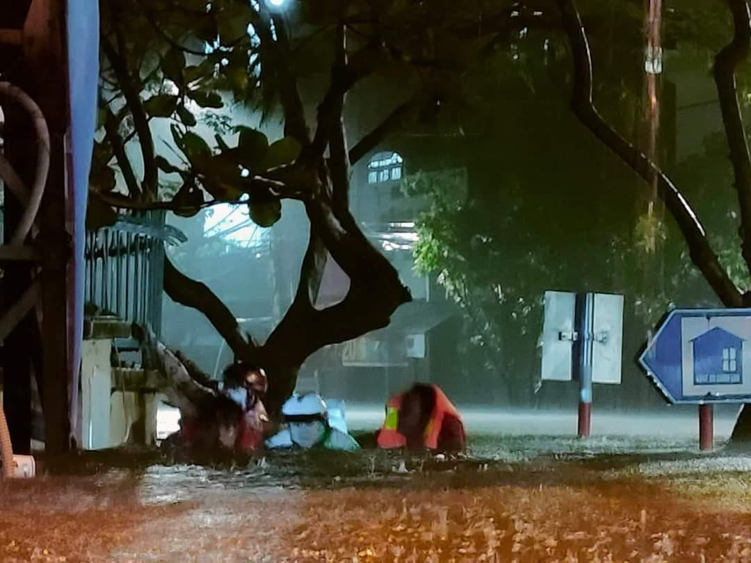 Đến 24h ngày 14/10, nhiều khu vực ở trung tâm thành phố Đà Nẵng, quận Liên Chiểu, huyện Hoà Vang trong tình trạng ngập nặng.