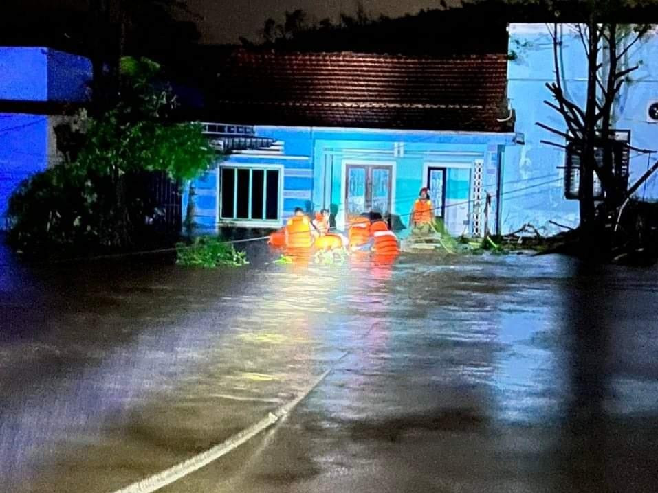 Nhà dân ở huyện Hoà vang cũng được ứng cứu trong đêm.