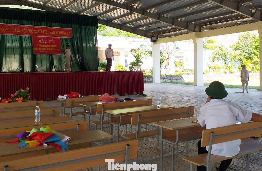 “Cơ sở thuộc tổ bầu cử số 5, xã Hòa Bắc. Sáng mai, xã Hòa Bắc sẽ đưa thùng phiếu phụ lên cơ sở cho các học viên bỏ phiếu. Việc bầu cử sẽ diễn ra như các điểm bầu cử bên ngoài, đảm bảo quyền công dân của các học viên”, ông Dũng nói. “Cơ sở thuộc tổ bầu cử số 5, xã Hòa Bắc. Sáng mai, xã Hòa Bắc sẽ đưa thùng phiếu phụ lên cơ sở cho các học viên bỏ phiếu. Việc bầu cử sẽ diễn ra như các điểm bầu cử bên ngoài, đảm bảo quyền công dân của các học viên”, ông Dũng nói.