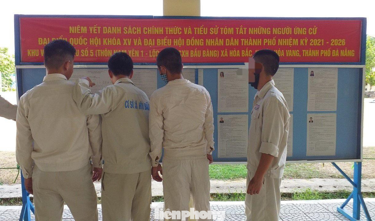 Ngoài việc trang hoàng cờ, băng rôn, sân khấu, cơ sở cũng niêm yết danh sách cử tri, ứng cử viên dán trên bảng thông tin và phát về từng phòng cho các học viên nghiên cứu. Ngoài việc trang hoàng cờ, băng rôn, sân khấu, cơ sở cũng niêm yết danh sách cử tri, ứng cử viên dán trên bảng thông tin và phát về từng phòng cho các học viên nghiên cứu.