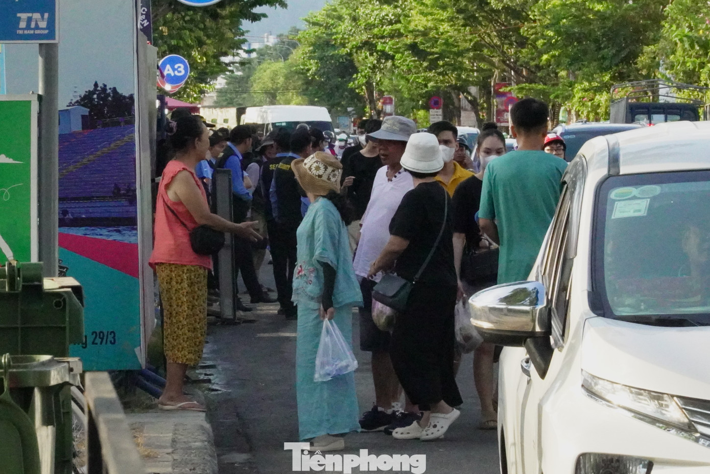 Trước cổng các khán đài có nhiều người hỏi thu mua lại vé pháo hoa với giá cao. Ảnh: Thanh Hiền. Trước cổng các khán đài có nhiều người hỏi thu mua lại vé pháo hoa với giá cao. Ảnh: Thanh Hiền.