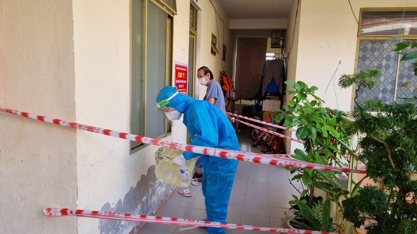 Nhân viên y tế chuẩn bị lấy mẫu tại nhà cho các đối tượng F1. Ảnh: Thanh Trần. Nhân viên y tế chuẩn bị lấy mẫu tại nhà cho các đối tượng F1. Ảnh: Thanh Trần.