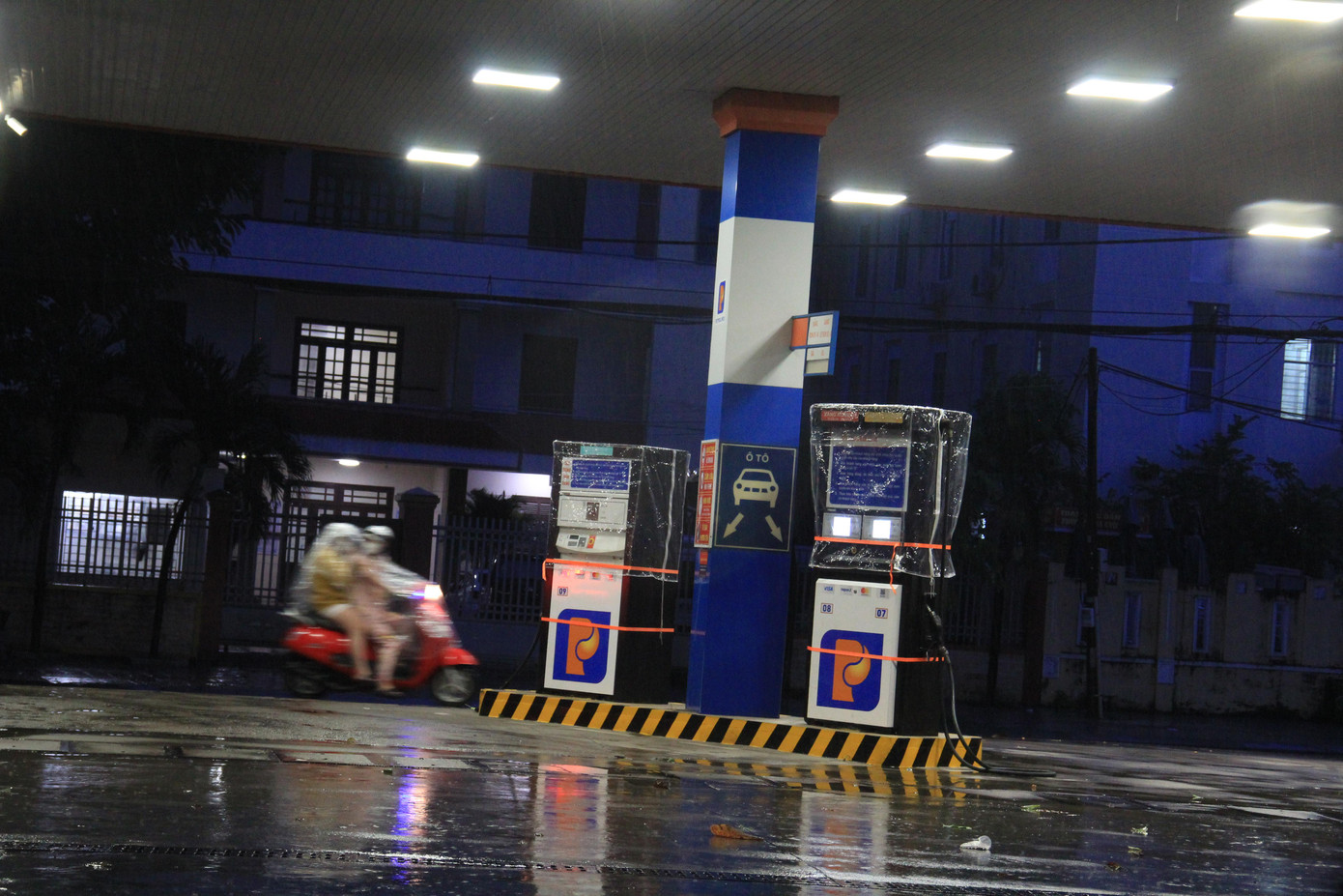 Cây xăng "băng bó" các trụ bơm vì sợ bão "bứng" mất.