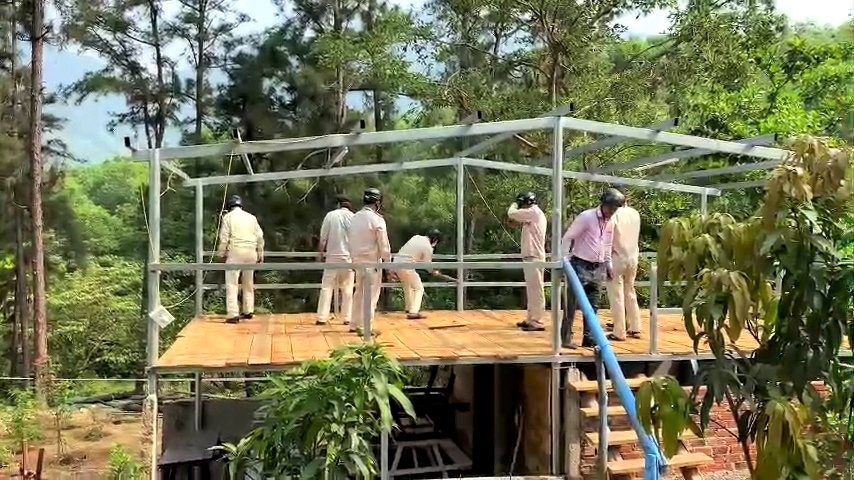 Lực lượng chức năng cưỡng chế tháo dỡ công trình vi phạm.