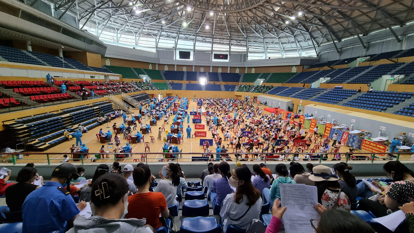 Thành phố tiếp tục tiêm vắc-xin cho thêm 100.000 người để phủ mũi 1 cho toàn dân. Ảnh: T.T. Thành phố tiếp tục tiêm vắc-xin cho thêm 100.000 người để phủ mũi 1 cho toàn dân. Ảnh: T.T.