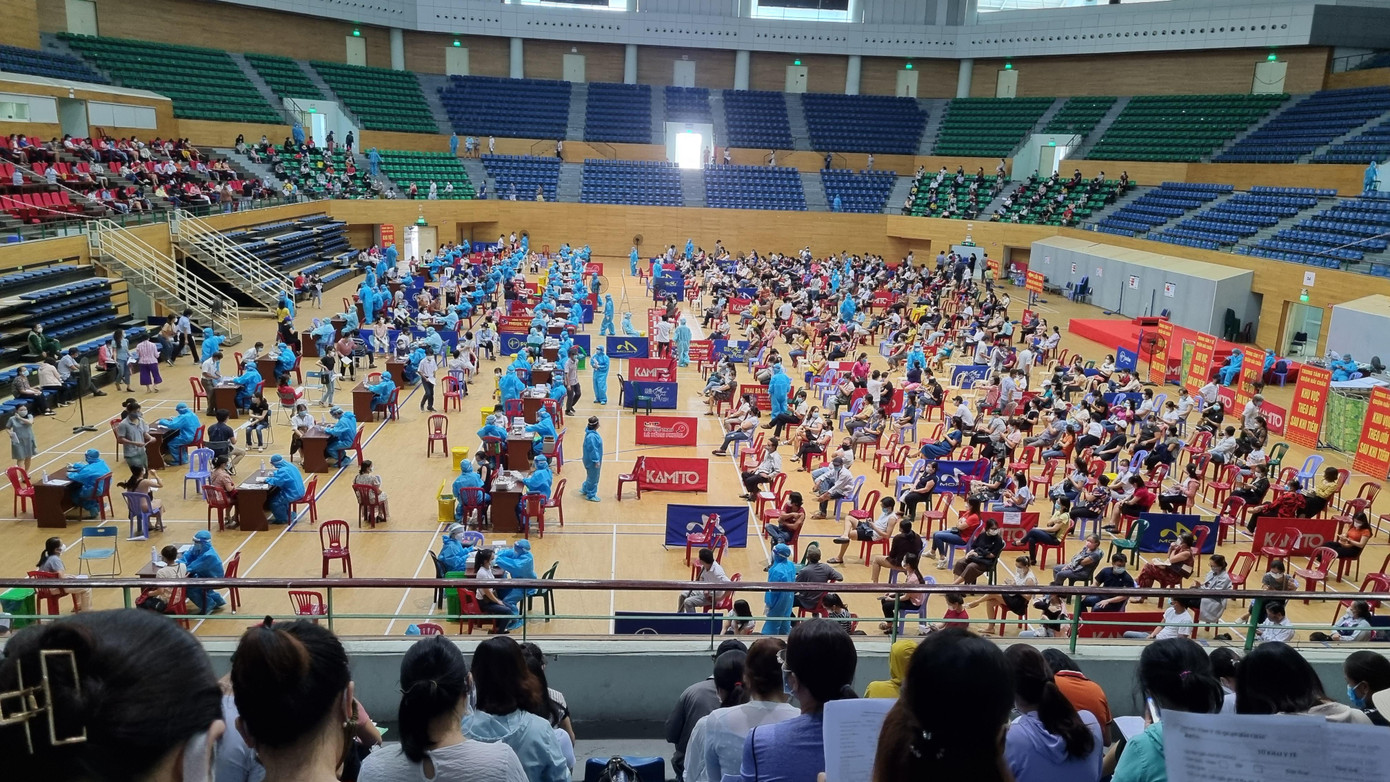 Ngành y tế Đà Nẵng triển khai tiêm vắc -xin quy mô lớn. Trong ảnh: Điểm tiêm chủng tại Cung Thể thao Tiên Sơn. Ảnh: Thanh Trần.
