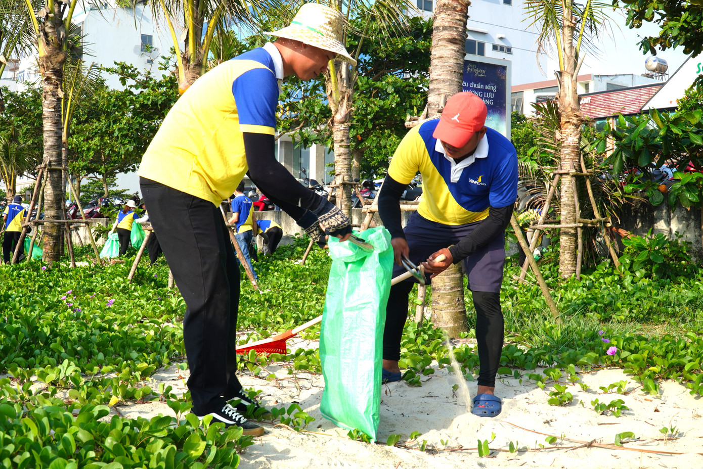 Hoàng Anh (20 tuổi, quận Liên Chiểu) chia sẻ rằng Đà Nẵng được đánh giá là thành phố đáng sống, không khí trong lành, môi trường xanh, sạch, đẹp nên việc đón rác, vệ sinh rất cần thiết. "Mình rất tự hào vì đi đâu cũng được khen biển Đà Nẵng vừa đẹp vừa sạch. Việc dọn rác hôm nay không chỉ để biển sạch hơn, mà còn nâng cao ý thức bảo vệ, giữ gìn vệ sinh môi trường cho tất cả người dân, du khách", Anh nói. Hoàng Anh (20 tuổi, quận Liên Chiểu) chia sẻ rằng Đà Nẵng được đánh giá là thành phố đáng sống, không khí trong lành, môi trường xanh, sạch, đẹp nên việc đón rác, vệ sinh rất cần thiết. "Mình rất tự hào vì đi đâu cũng được khen biển Đà Nẵng vừa đẹp vừa sạch. Việc dọn rác hôm nay không chỉ để biển sạch hơn, mà còn nâng cao ý thức bảo vệ, giữ gìn vệ sinh môi trường cho tất cả người dân, du khách", Anh nói.