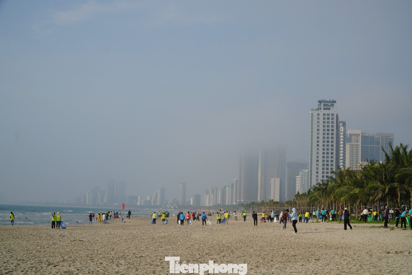 Đến gần trưa, sương vẫn chưa tan hết trên các tuyến đường ven biển. Đến gần trưa, sương vẫn chưa tan hết trên các tuyến đường ven biển.
