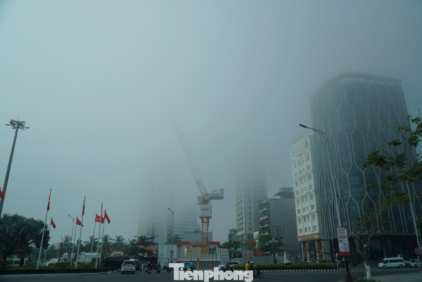 Sương mù xuất hiện làm tuyến đường biển ở Đà Nẵng huyền ảo như Đà Lạt. Sương mù xuất hiện làm tuyến đường biển ở Đà Nẵng huyền ảo như Đà Lạt.