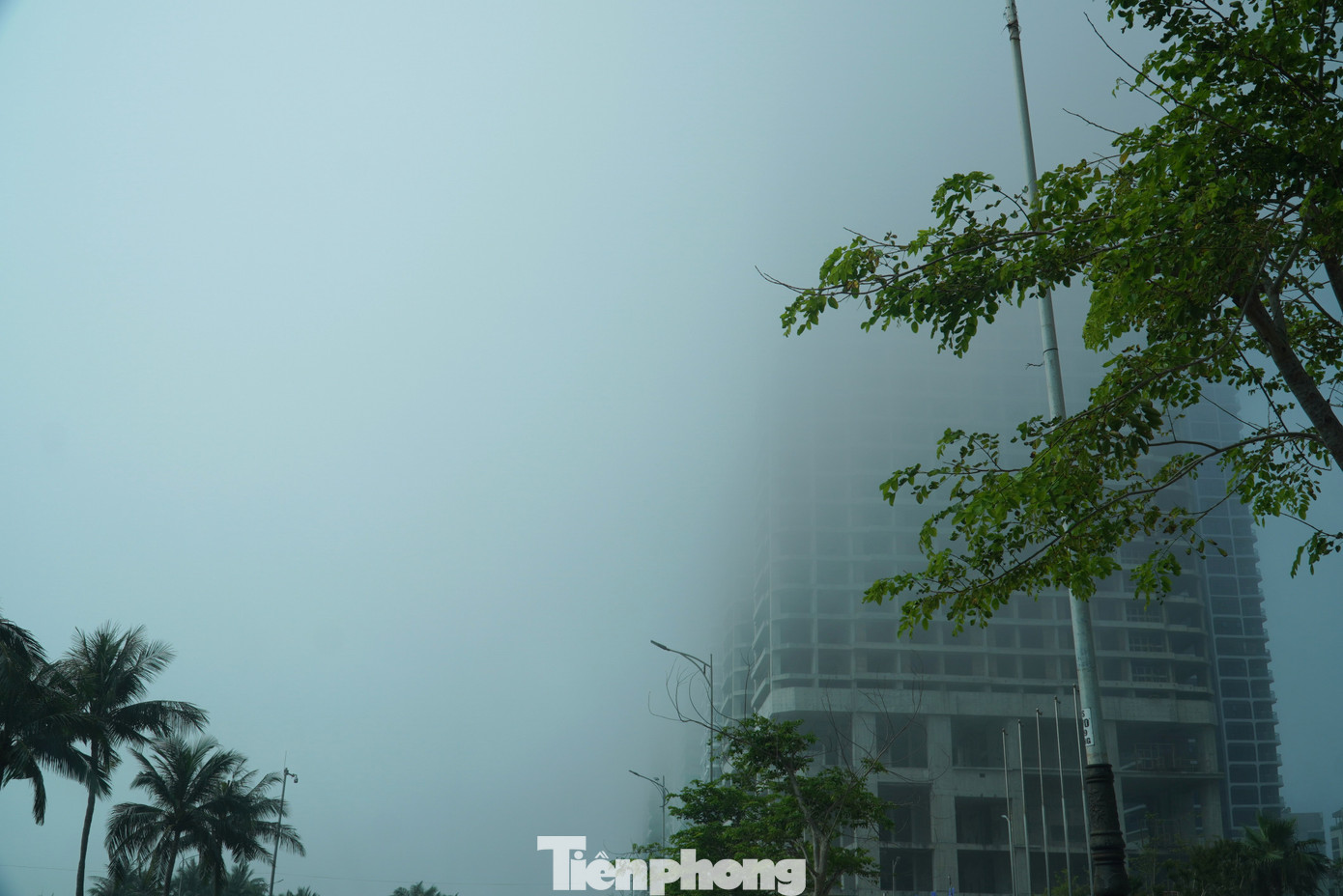 Các tầng trên của một cao ốc chìm trong sương mù. Theo người dân, sương mù kéo dài đến hơn 9h sáng. Các tầng trên của một cao ốc chìm trong sương mù. Theo người dân, sương mù kéo dài đến hơn 9h sáng.