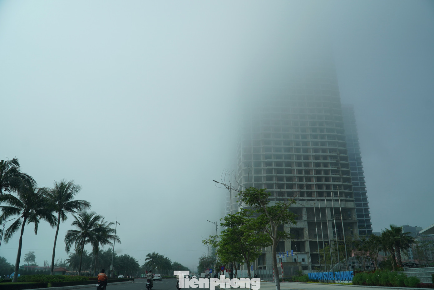 Nhiều du khách thích thú khi nhìn thấy phố biển Đà Nẵng mờ ảo trong sương. "Tôi có cảm giác như có một Đà Lạt thu nhỏ ở Đà Nẵng", chị Hải Anh (du khách Nam Định) cho biết. Nhiều du khách thích thú khi nhìn thấy phố biển Đà Nẵng mờ ảo trong sương. "Tôi có cảm giác như có một Đà Lạt thu nhỏ ở Đà Nẵng", chị Hải Anh (du khách Nam Định) cho biết.