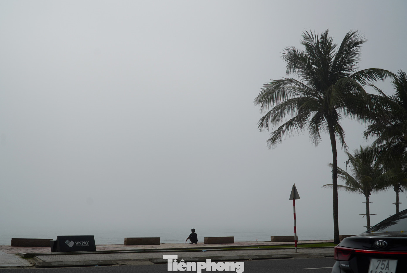 Phía biển mờ mịt sương mù. Theo Trung tâm Dự báo khí tượng thủy văn quốc gia, thời tiết Đà Nẵng hôm nay khoảng 30 độ, độ ẩm 72%. Phía biển mờ mịt sương mù. Theo Trung tâm Dự báo khí tượng thủy văn quốc gia, thời tiết Đà Nẵng hôm nay khoảng 30 độ, độ ẩm 72%.