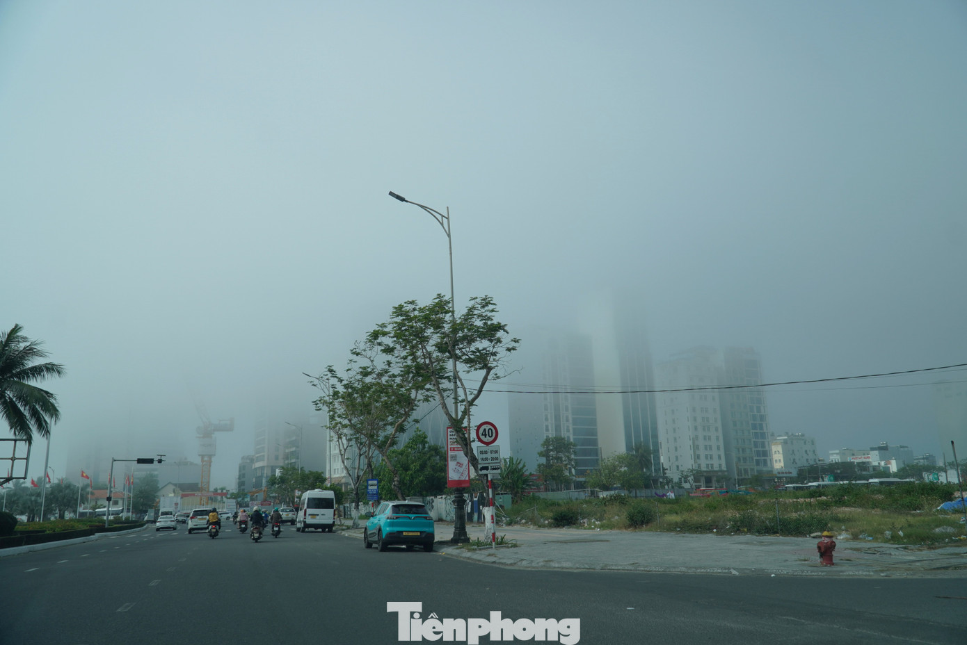 Do sương mù vây kín, tầm nhìn hạn chế, người dân di chuyển trên tuyến đường biển cần thận trọng quan sát, đảm bảo an toàn giao thông. Do sương mù vây kín, tầm nhìn hạn chế, người dân di chuyển trên tuyến đường biển cần thận trọng quan sát, đảm bảo an toàn giao thông.