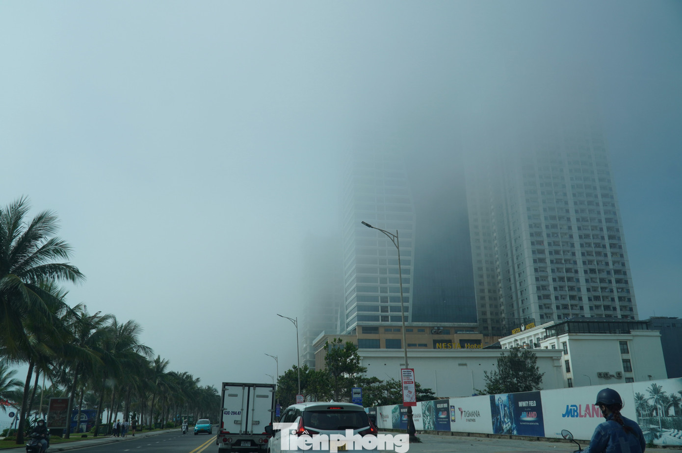 Sương mù xuất hiện từ sáng, bao phủ những tòa nhà. Anh Văn Thanh (phường Nại Hiên Đông, quận Sơn Trà) cho hay lâu lắm mới thấy sương mù dày đặc như thế ở Đà Nẵng. Ảnh: Thanh Hiền Sương mù xuất hiện từ sáng, bao phủ những tòa nhà. Anh Văn Thanh (phường Nại Hiên Đông, quận Sơn Trà) cho hay lâu lắm mới thấy sương mù dày đặc như thế ở Đà Nẵng. Ảnh: Thanh Hiền