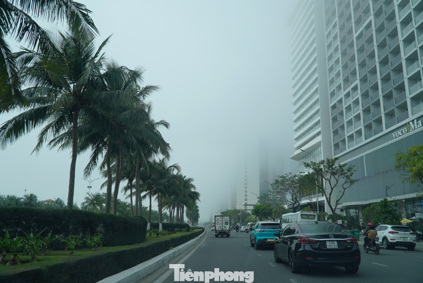 Nửa buổi sáng, đường phố vẫn đầy sương. Hiện tượng sương mù xảy ra khi độ ẩm trong không khí cao. Những ngày vừa qua trời Đà Nẵng mát mẻ, thỉnh thoảng có mưa nhẹ. Nửa buổi sáng, đường phố vẫn đầy sương. Hiện tượng sương mù xảy ra khi độ ẩm trong không khí cao. Những ngày vừa qua trời Đà Nẵng mát mẻ, thỉnh thoảng có mưa nhẹ.